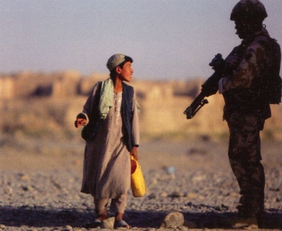 Beschützer oder Feind? Ein afghanischer Junge beobachtet einen britischen Soldaten. Abb. ebd., Tafel IV