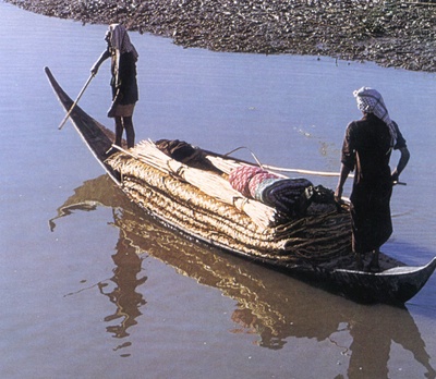 17. Ancor oggi il trasporto sul Tigri e l'Eufrate avviene con imbarcazioni affusolate, per lo più monoxile. (foto: M. Leigheb); ibid., pg. 34.