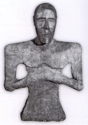 Ritratto di defunto nella posizione "orante". Argilla dipinta, necropoli di Shahdad, T.141, 2500-2300 (Museo Nazionale di Teheran, inv. 8682).