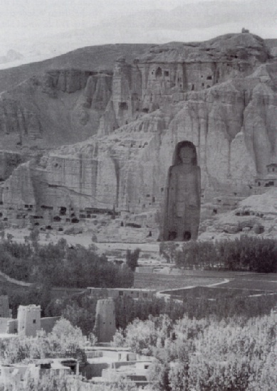 Abb. 21: Bamiyan, 5.-7. Jh. Die 53 m große Statue des Buddha ist in die westliche Felswand des Tals gehauen, aus Ton und Stuck modelliert und war ursprünglich bemalt. Eine photogrammetrische Aufnahme aus dem Jahr 1970 gibt die Höhe der Statue mit 53,5 m an; Foto: G. Djelani Davary