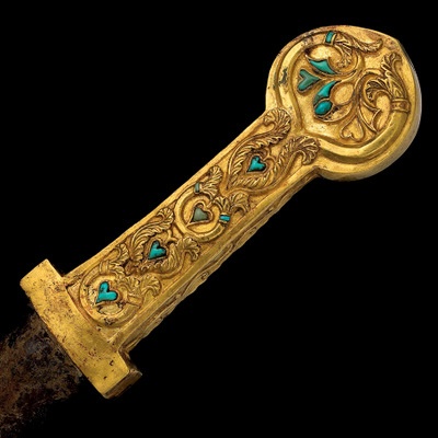 Fig. 15: Cat. No. 114 Dagger with hilt depicting animals and a dancing bear (Tillya Tepe, Tomb IV), 1st century BC - 1st century AD (iron, gold and turquoise, w x l x d: 4.6 x 29.9 x 1.9 cm (1 13/ 16 x 11 3/ 4 x 3/ 4)) - National Museum of Afghanistan © Thierry Ollivier / Musée Guimet