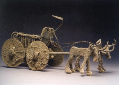 12. Caretto votivo a quattro ruote piene trainato da una coppia di bovidi. Siria del Nord, II mill. a.C. (Collezione privata Parigi); ibid., pg 31.