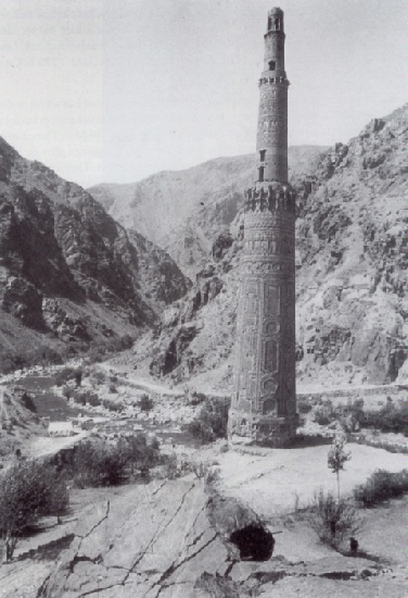 Abb. 32: Jam. Das 62 m hohe Minarett wurde vom Ghoriden Ghiyath ud-Din im abgelegenen Tal von Jam erbaut; Foto: G. Djelani Davary