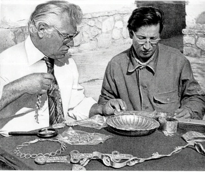 Archaeologist Viktor Sarianidi (left) and Terkesh Khodzhanyanov inspecting gold objects excavated from Tillya Tepe, Tomb IV, 1978 - © Viktor Saranidi, National Museum of Afghanistan  / Musée Guimet