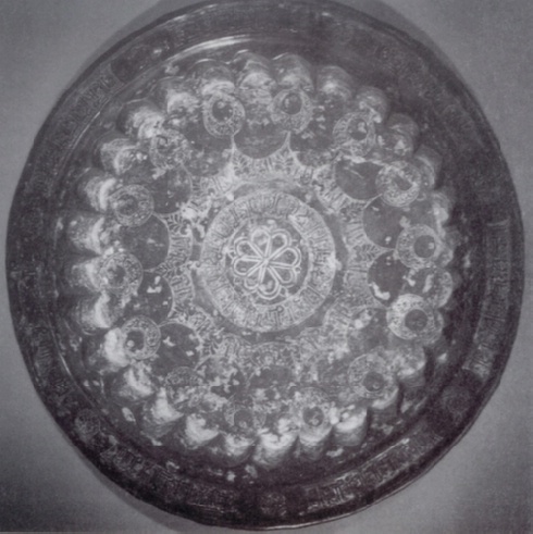 Bronzeteller aus dem 12./13. Jahrhundert mit reichen Verzierungen. Am Tellerrand und auf dem Tellerboden sind Lobsprüche in Kufi-Schrift eingraviert; Foto: Hans-Joachim Risto