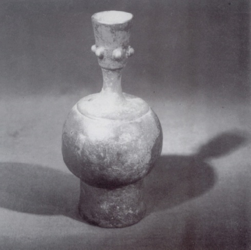 Schlichte Vase aus Bronze mit roter Patina; am Hals mit kleinen Kugeln verziert. Sie stammt aus der Hephtaliden- bzw. frühislamischen Zeit; Foto: Hans-Joachim Risto