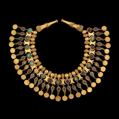 Fig 3: Ornament for the neck of a robe (Tillya Tepe, Tomb V), 1st century BC - 1st century AD (cat. 129) gold, turquoise, garnet and pyrite,  diameter: 12.5 cm (4 15/16) - National Museum of Afghanistan © Thierry Ollivier / Musée Guimet