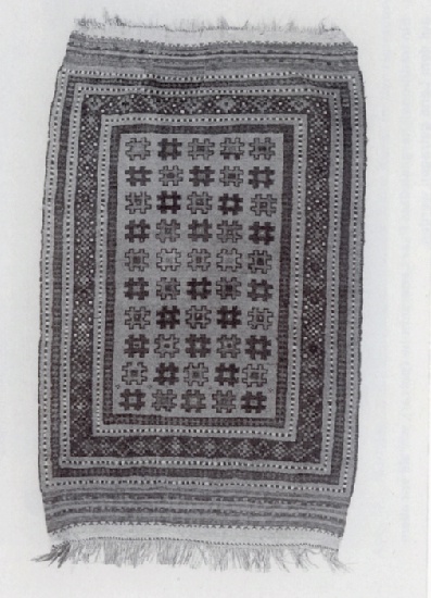 Abb. 44: Afghanische Teppiche sind wegen ihrer hohen Qualität bekannt. Die Verwendung von Material, Farben und Motiven ist von Region zu Region unterschiedlich. Hier: Ein aus naturbelassener Kamelwolle geknüpfter Baluchi-Teppich; Privatsammlung H. W. Mohm (Foto: Josef Brockschnieder)