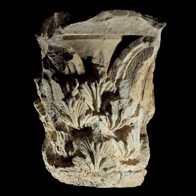 Fig. 2: Cat. No. 4 Corinthian Capital (Balkh), 3rd-2nd century BC (limestone, 83 x 61 x 58 cm (32 11/ 16 x 24 x 22 13/ 16)) - National Museum of Afghanistan © Thierry Ollivier / Musée Guimet