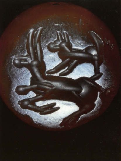 Ein hephtalidischer Siegelstein aus Karneol mit Tierdarstellungen; Foto: Hans-Joachim Risto
