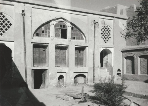 The Mullah Garji, or Mullah Ashur Synagogue, in 1973 (now mostly in ruins); exterior view showing the  Entrance and courtyard - Courtesy of Werner Herberg, 1973 (www.museo-on.com)